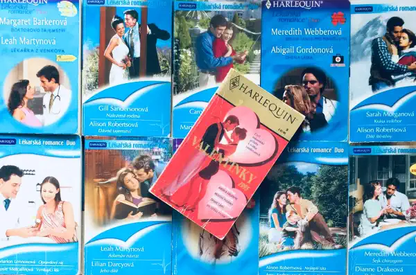 Velká knižní kolekce Harlequin 175. - 10x bazarová kniha + dárek