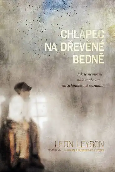 Chlapec na dřevěné bedně - Leon Leyson